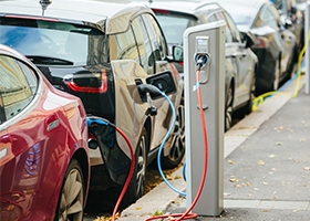 Photo: Charging electric cars / Shutterstock