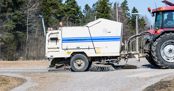 Traktor med sandsopningsenhet på släp. Foto: Bildkoll / Mostphotos.com