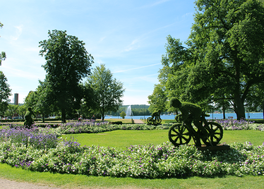 Park med grönskande cykelskulpturer i Motala. Foto: Malin Kennberg / Mostphotos.com