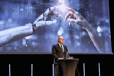 VTI:s GD Tomas Svensson i talarstolen på Transportforum. Foto: Satu/VTI.