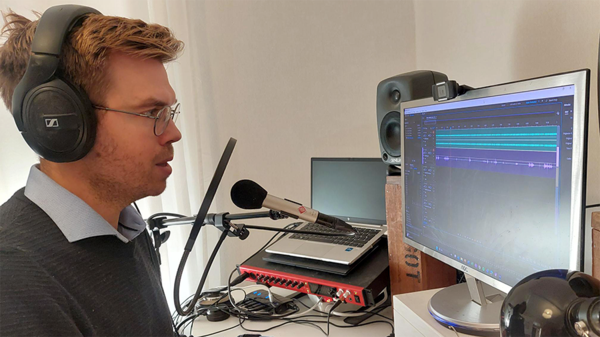 Johan Egeskog spelar in. Foto: Privat