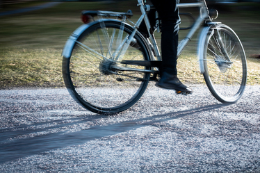 Cyklist på cykelbana med mängder av löst grus. Foto: Katja Kircher, VTI.