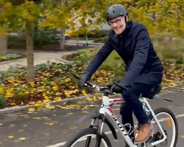Peter Eriksson cyklar i Trollhättan. Foto: Trollhättans Stad.