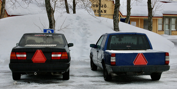 A-traktorer utanför skola. Foto: Fixan / Mostphotos.com