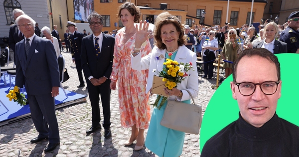 Kunglig familj i sällskap med andra gäster vid en offentlig ceremoni på solig dag.