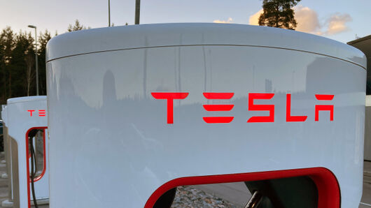 Tesla rundar strejken –&nbsp;driver laddstation med diesel