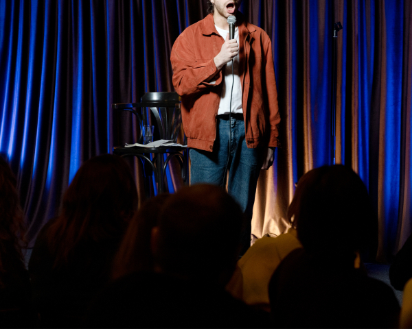 Polis riskerar avsked –&nbsp;vabbade och gick på stand-up