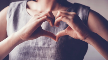 Händer som gör ett hjärta