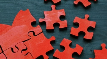 Röda pusselbitar.