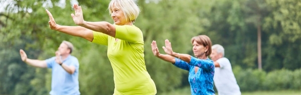 Människor som sträcker händerna framför sig i träningskläder