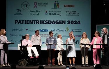 Bild från en scen på en tidigare patientriksdag med många personer.