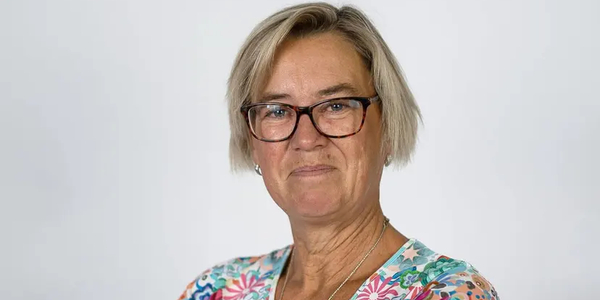 Bild på händer och fingrar som hålls mot varandra i en mitt. 