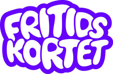 Logotyp med texten "Fritidskortet" i lekfull, rund vit stil med lila kontur