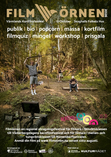 Filmteam i skog med kamerautrustning och texten "Filmörnen".
