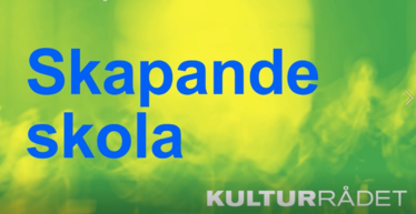 Texten "Skapande skola" i blått mot en gröngul, dimmig bakgrund med Kulturrådets logotyp.