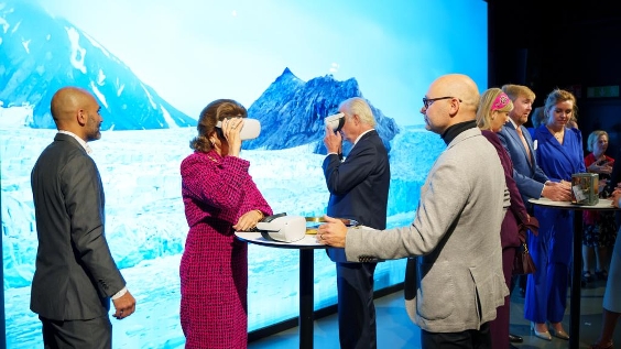 Kung Carl-Gustaf och Drottning Silvia visade stort intresse för Svalbard-projektet som visades i VR-glasögonen.