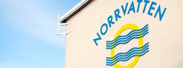 Norrvattens logotyp på vit fasad