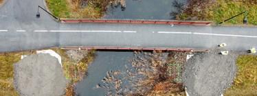 Drönarbild på bro över vattendrag
