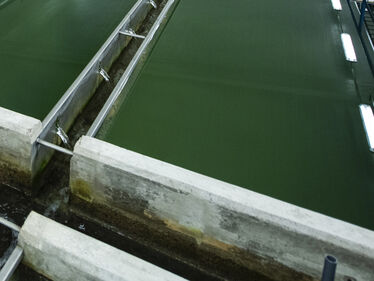 Närbild på sandfilterbassäng