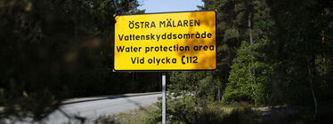 Skylt med texten Östra Mälaren. Vattenskyddsområde, water protection area, vid olycka ring 112. Foto: Rikkard Häggbom