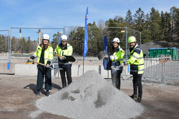 På bild från vänster till höger: Klara Watmani (S), skolchef Martin Widholm, Emelie Hedberg (M), avdelningschef Hus NCC Peter Höö
