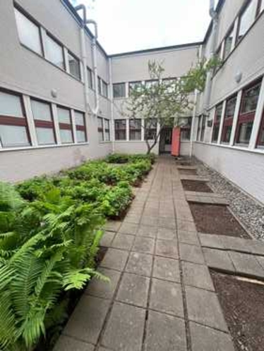 På bilden ser ni en av projekten feriearbetena fick ta sig an på tyresö gymnasium: en negligerad uteplats förvandlades till en oas för elever 😀