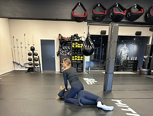 På bild: instruktörer Alicia Norström och Yvonne Melin visar eleverna ”Mount”.