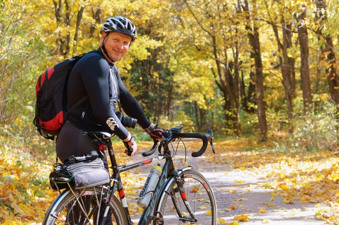 Person vid en cykel.