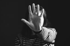 Kvinna som håller upp sin hand.