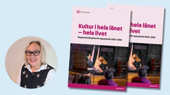 Två leende män står framför ingången till Region Uppsala folkhögskola.