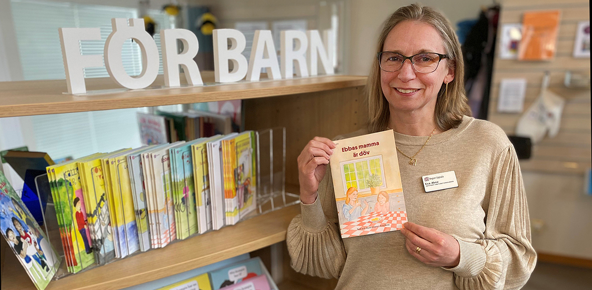 Eva Akne i bibliotek presenterar barnboken Ebbas mamma är döv.