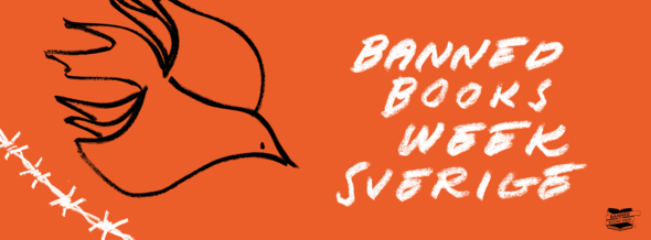 Texten Banned Books Week Sverige på orange botten med illustration av en fågel och en taggtråd.