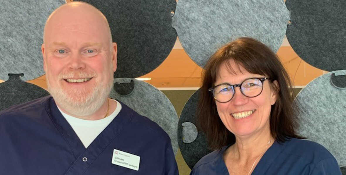 Två leende sjukvårdspersonal framför en abstrakt bakgrund.