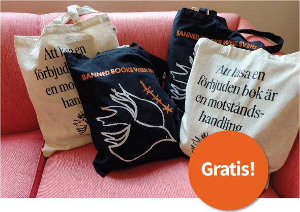 Svarta och naturvita tygkassar är uppställda på en soffa. På de svarta kassarna är det en illustration av en duva och en orange taggtråd, samt texten Banned books week Sverige. På de vita kassarna står texten Att läsa en förbjuden bok är en motståndshandling. 