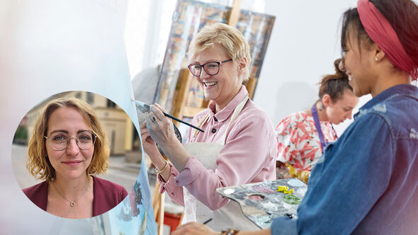 Tre olika kvinnor engagerade i kreativa aktiviteter, en målar och de andra två interagerar i en konstateljé.