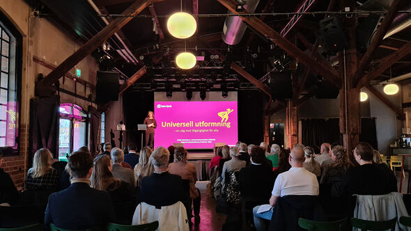 Föreläsning om universell utformning för en intresserad publik i industriell miljö.