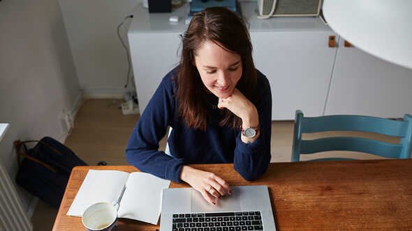 Grafisk illustration av en glödlampa på lila bakgrund.