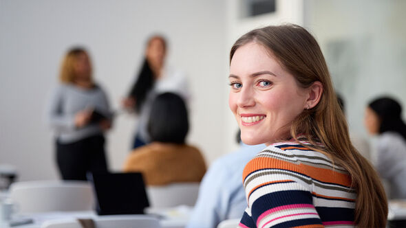 Gitarrist i rörelse under en konsert, svartvit bild.