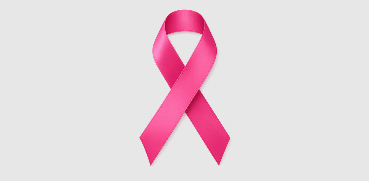 Rosa band på vit bakgrund som symbol för bröstcancermedvetenhet.