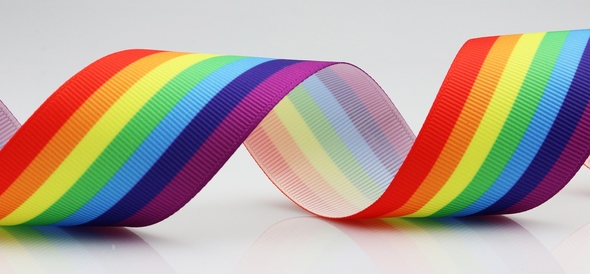 En regnbågsfärgad serpentin.