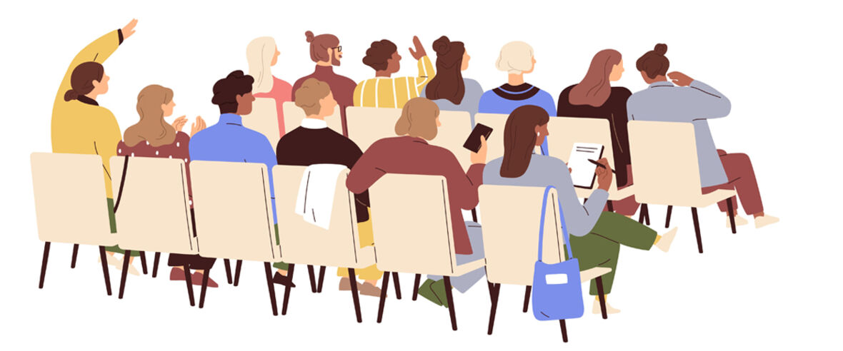 Grupp av personer sittande på stolar vid ett möte eller föreläsning, sedda bakifrån.