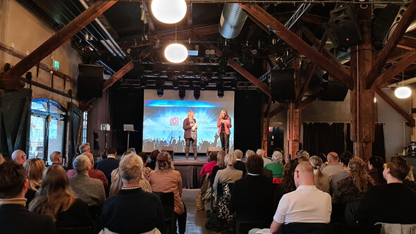 Grupp av seniorer njuter av en utflykt i skogen.