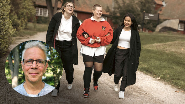 Tre unga personer promenerar arm i arm längs en grusväg, med ett inzoomat cirkelformat porträtt i förgrunden.