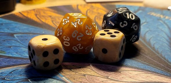 Rollspelstärningar i olika färger och former.
