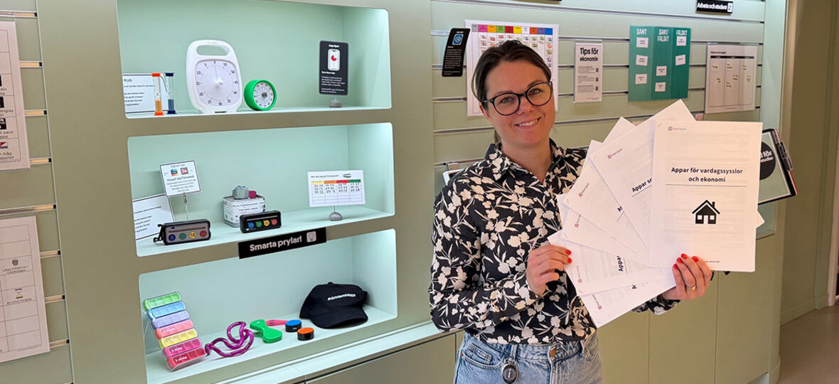 Hyllfack med bildstödskort där pictogram för familj och ytterkläder syns