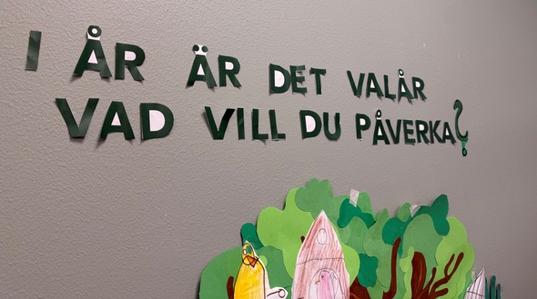 En vägg med urklippta bokstäver där det står I år är det valår vad vill du påverka?