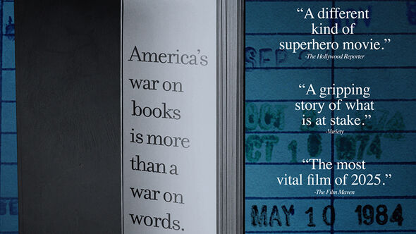 Närbild av en uppslagen bok med texten "America's war on books is more than a war on words" mot en blå bakgrund med recensioncitat och datum.