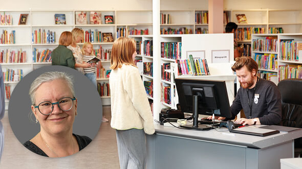 Biblioteksscen med en bibliotekarie bakom informationsdisken som hjälper en ung besökare, personer som bläddrar i böcker bland hyllorna och ett cirkelformat porträtt av en leende kvinna.