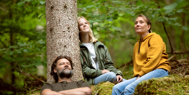 Familj myser i skog. Foto: @ Camilla Zilo