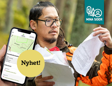 Man i skog använder mobilapp med karta och håller i pappersdokument.